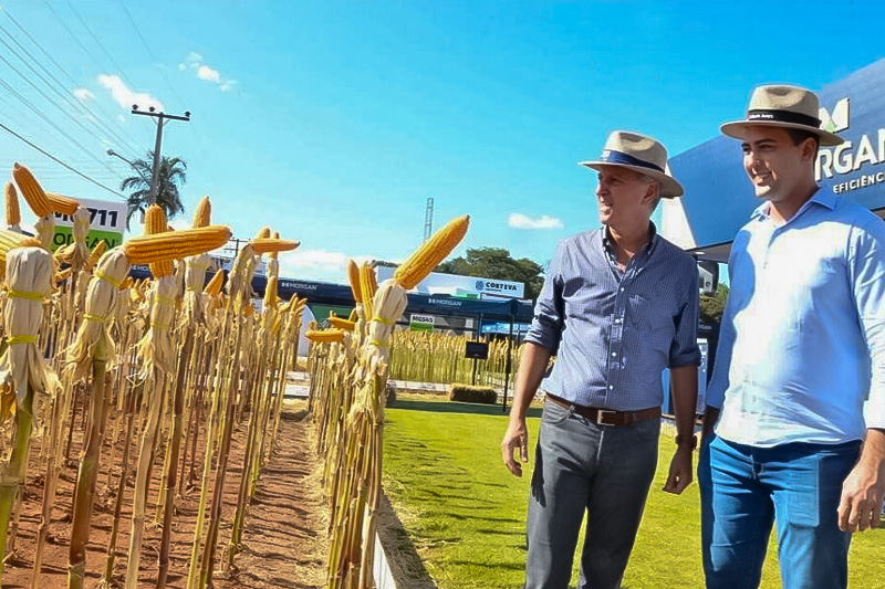 Secretário Joel de Sant’Anna Braga Filho (à esquerda) visita última edição da Tecnoshow Comigo: vitrine para o agronegócio (Fotos: Rodrigo Cabral).