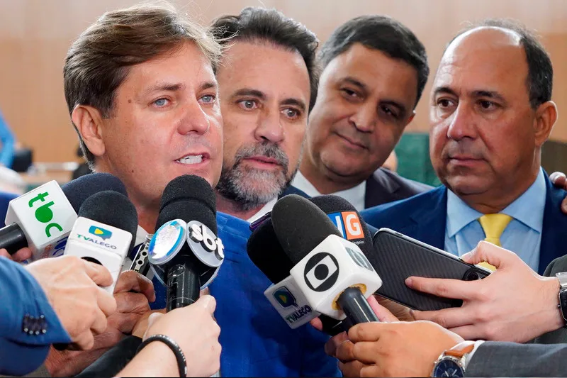 Deputado Bruno Peixoto discursando em frente diversos microfones. Foto: Alego