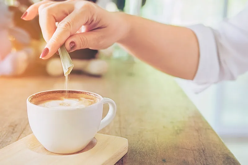 Refrigerantes e outros alimentos industrializados contém adoçantes e devem ser evitados, diz OMS. Foto: Freepik