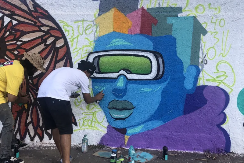 Os artistas utilizaram sua criatividade e estilo individual para dar vida aos espaços vazios dos muros, resultando em uma galeria urbana impressionante. Foto: Prefeitura de Cidade Ocidental.