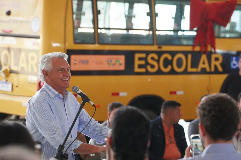 Ronaldo Caiado na entrega de ônibus escolares em Anápolis: “Não tem nada mais gratificante na vida do que ver as transformações que estamos fazendo em Goiás” (Foto: Hegon Corrêa e Robson Henrique)