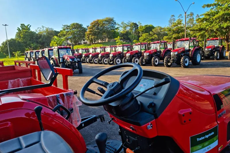 Governo de Goiás, por meio da Goinfra, entrega tratores e retroescavadeiras a prefeitos de 22 municípios goianos (Foto: Silvano Vital e Cristiano Oliveira)