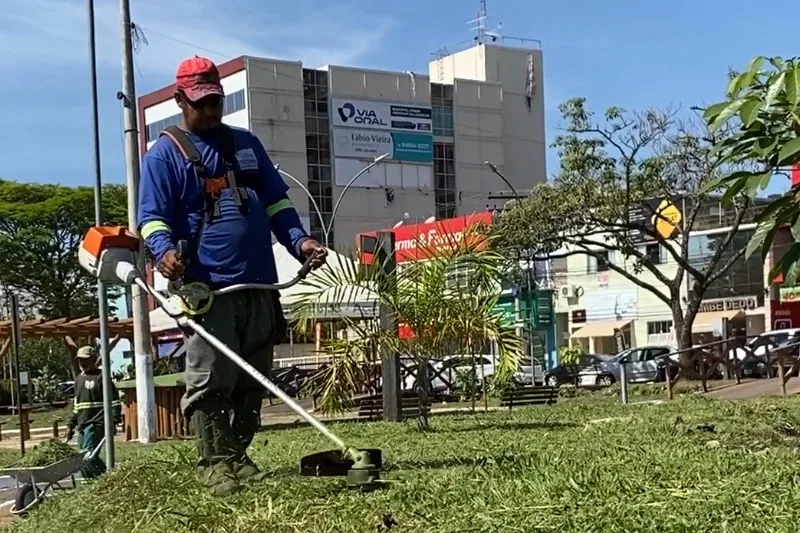 A praça é um importante cartão-postal da cidade e abriga grandes murais pintados pelo artista plástico DJ, Oliveira. Foto: Prefeitura de Luziânia