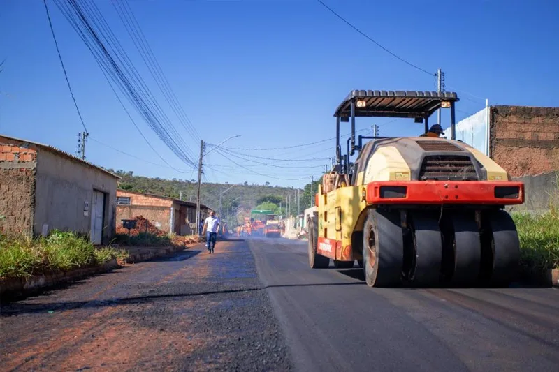 As obras de pavimentação asfáltica estão em pleno andamento, visando proporcionar uma infraestrutura de excelência para a comunidade local. Foto: Prefeitura de Novo Gama.