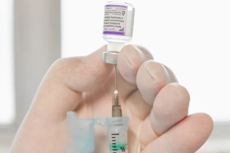 Vacina pentavalente, que protege contra o tétano, está disponível em postos de saúde de todo o estado; SES alerta que é necessária dose de reforço a cada 10 anos (Foto: Iron Braz)