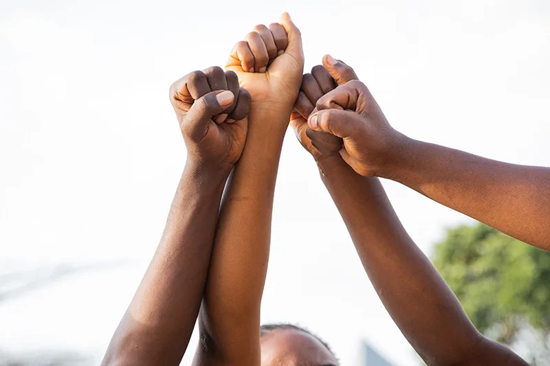 O crime de injúria racial terá pena aumentada de um a três anos para de dois a cinco anos de reclusão. Foto: Freepik.