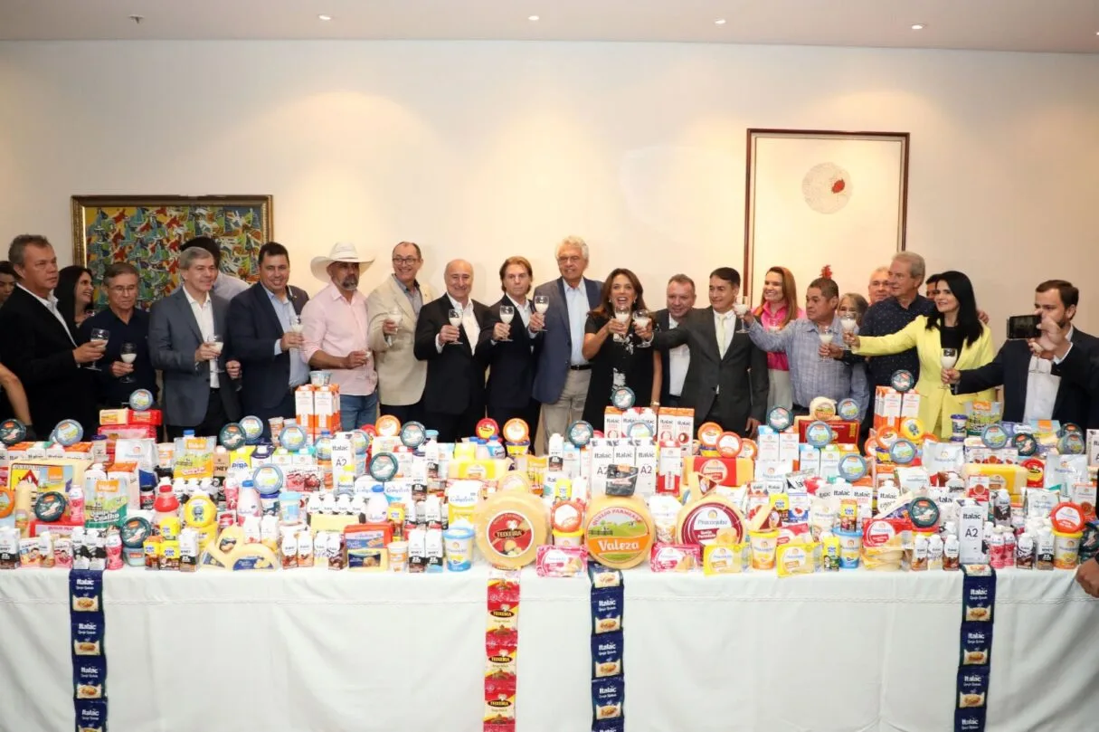 doação de 40 mil litros de leite para famílias carentes.