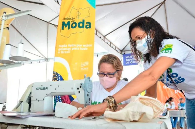 Duas senhoras costurando.