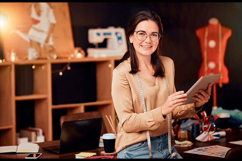 Mulher empreendedora com tablete na mão.