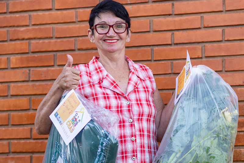 Mulher segurando cobertores.
