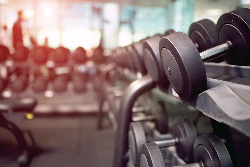Diversos pesos em uma academia.