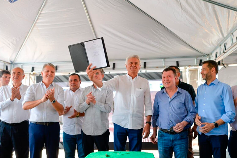 Pessoas lado a lado aplaudindo.