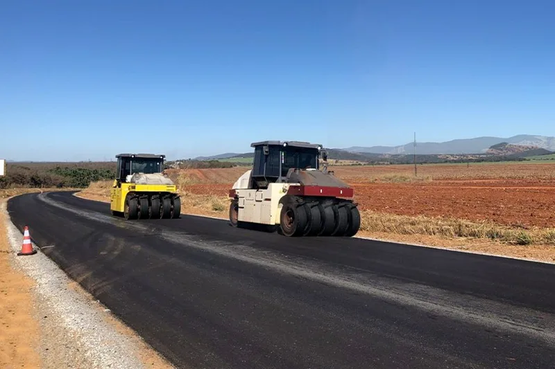 Obras de restauração da GO-080, entre Goianésia e Barro Alto: R$ 65 milhões em investimentos. Foto: Divulgação/Goinfra.