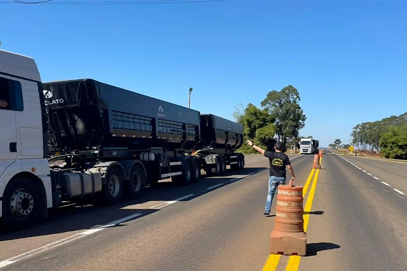 Embora mire o milho, fiscalização vai autuar em todas as cargas irregulares nas estradas goianas. Foto: Economia.