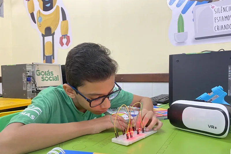 Aluno participa de atividades no Laboratório Include: aulas gratuitas oferecem noções de robótica, eletricidade e mecânica. Foto: Secti.