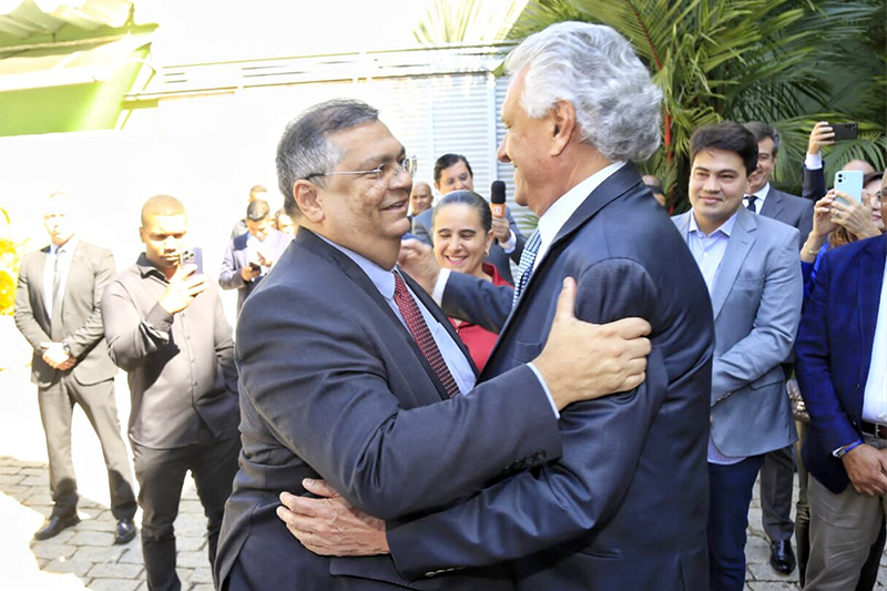 Ministro Flávio Dino destaca boa avaliação do governo de Ronaldo Caiado. Foto: André Saddi e Wesley Costa.