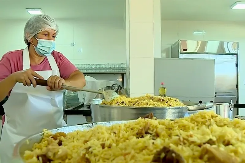 Arroz com carne é prato nutritivo e saboroso que faz sucesso entre os estudantes. Foto: Seduc.
