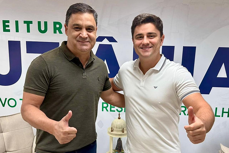 Deputado Cambão saudando o prefeito Diego Sorgatto com um aperto de mão.