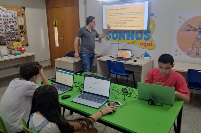 O curso oferece aulas de robótica, impressoras 3D, drones e outras tecnologias avançadas, e faz parte das ações do Goiás Social. Foto: Divulgação Secti