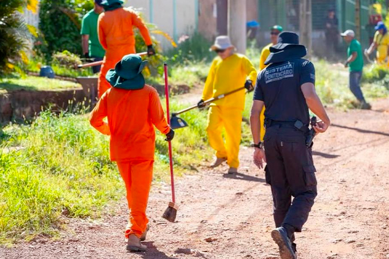 A ação utiliza a mão de obra de detentos para realizar a limpeza urbana, proporcionando uma transformação nos espaços públicos e promovendo a reintegração social. Foto: Prefeitura de Novo Gama.