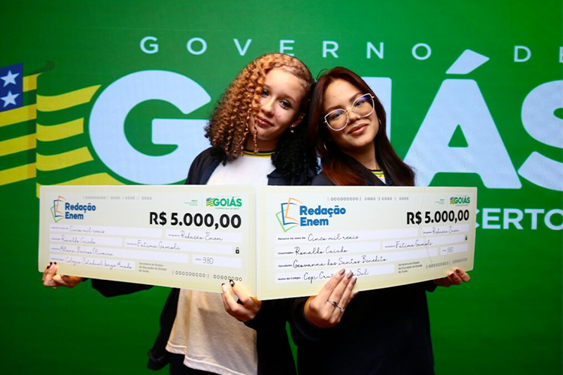 Estudantes da rede estadual do Novo Gama, Allana Barros Oliveira e Geovanna dos Santos Benedito receberam prêmio do Governo de Goiás por Nota na Redação do Enem. (Foto: Seduc-GO).