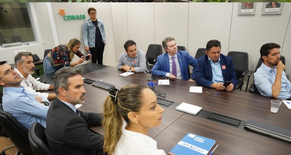 Reunião em Brasília reúne o secretário de Saúde de Goiás, representantes da AMAB, prefeitos do Entorno e equipe da UnB para tratar da implantação da Residência Multiprofissional nos 29 municípios goianos da RIDE-DF. Foto: Marco Monteiro.