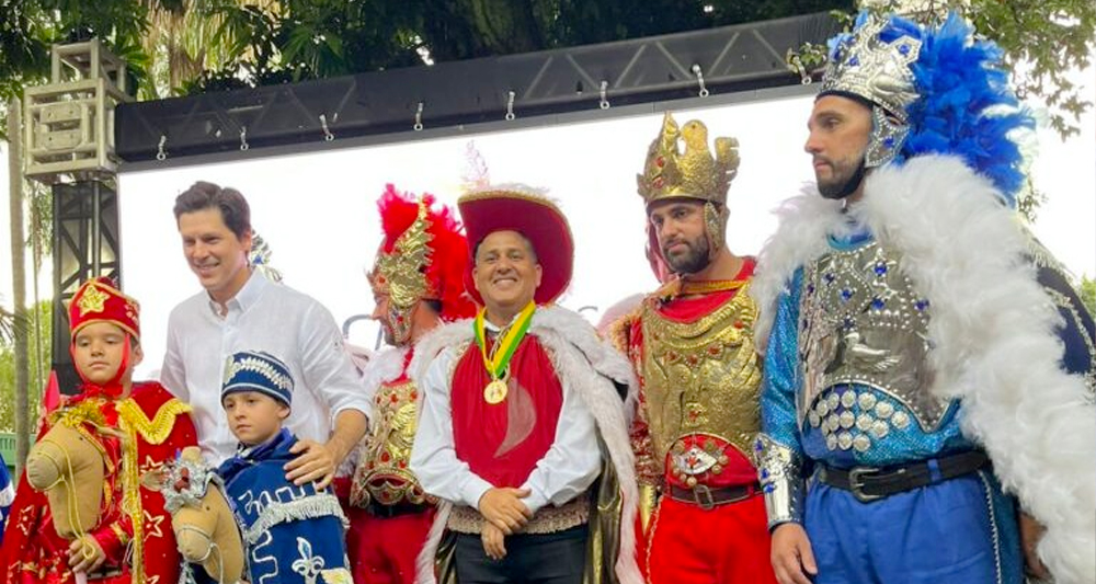 Vice-governador Daniel Vilela, autoridades e cavaleiros vestidos com trajes tradicionais das Cavalhadas durante abertura do Circuito de Cavalhadas 2026, em Luziânia.