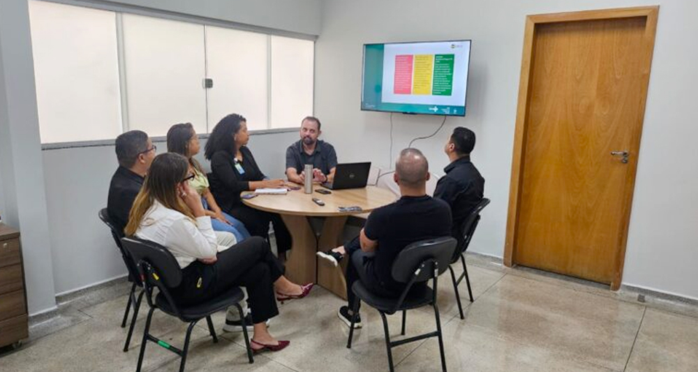 Profissionais do Hospital Estadual de Luziânia durante apresentação de pesquisa sobre saúde mental e riscos psicossociais na unidade