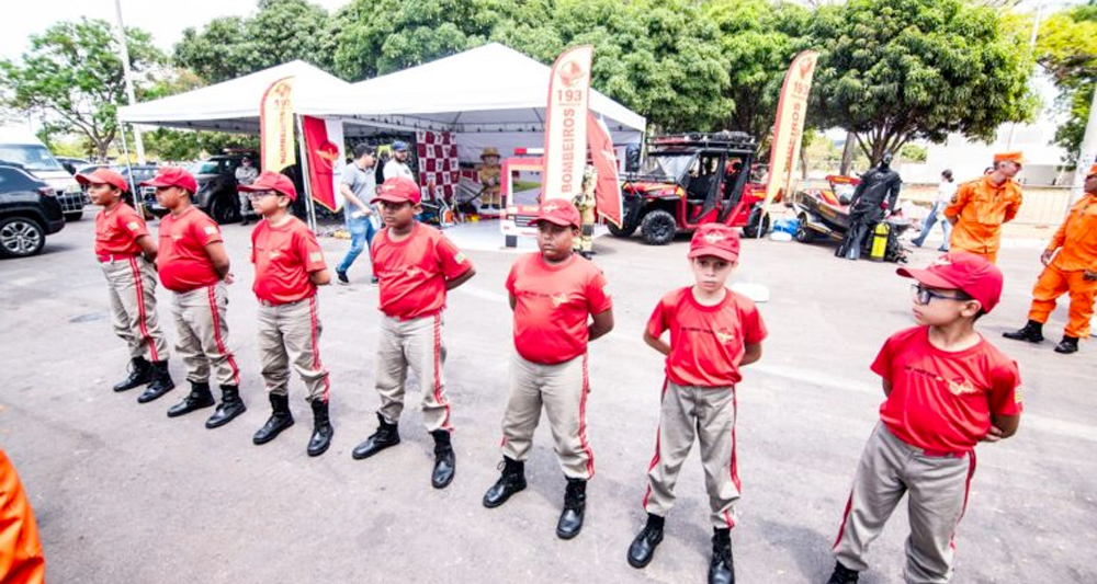 Crianças participam de atividades do Programa Bombeiro Mirim do Corpo de Bombeiros Militar de Goiás