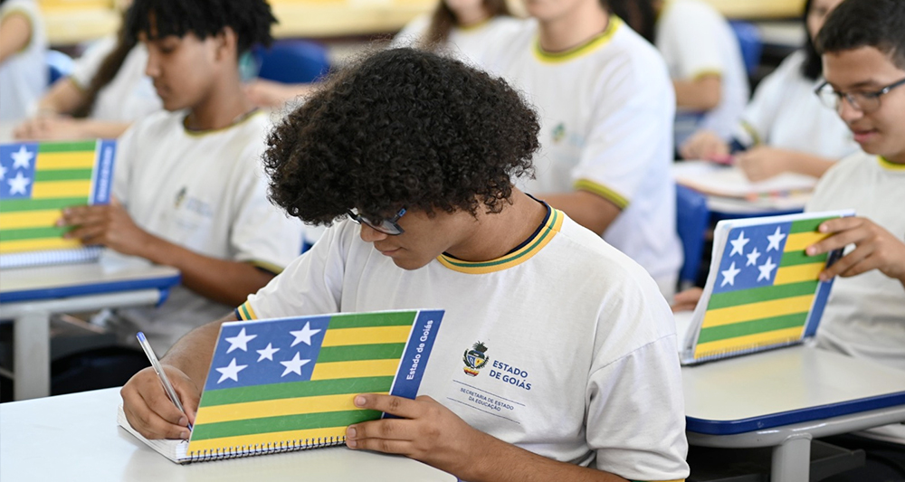 Estudantes em sala de aula durante atividade de alfabetização em Goiás