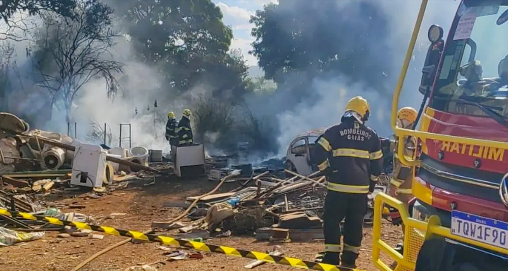 Bombeiros combatem incêndio em empresa de reciclagem no bairro Jardim Europa, em Luziânia.