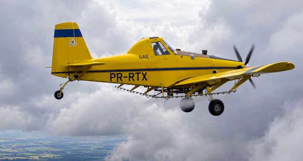 Avião agrícola realiza pulverização em lavoura após Goiás reconhecer atividade como de relevante interesse econômico.