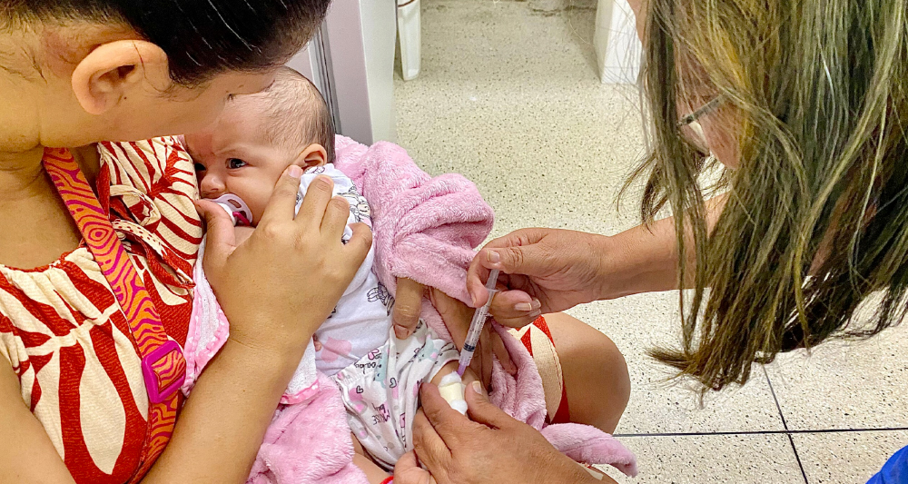 Criança sendo vacinada durante campanha de imunização infantil no Brasil.