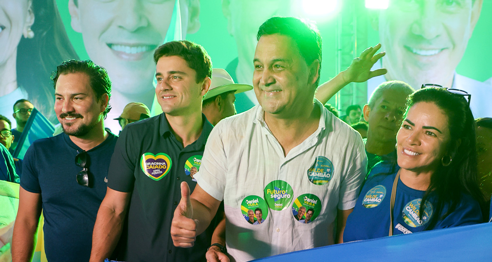 Wilde Cambão participa de convenção partidária ao lado de apoiadores durante evento de lançamento da candidatura à reeleição.