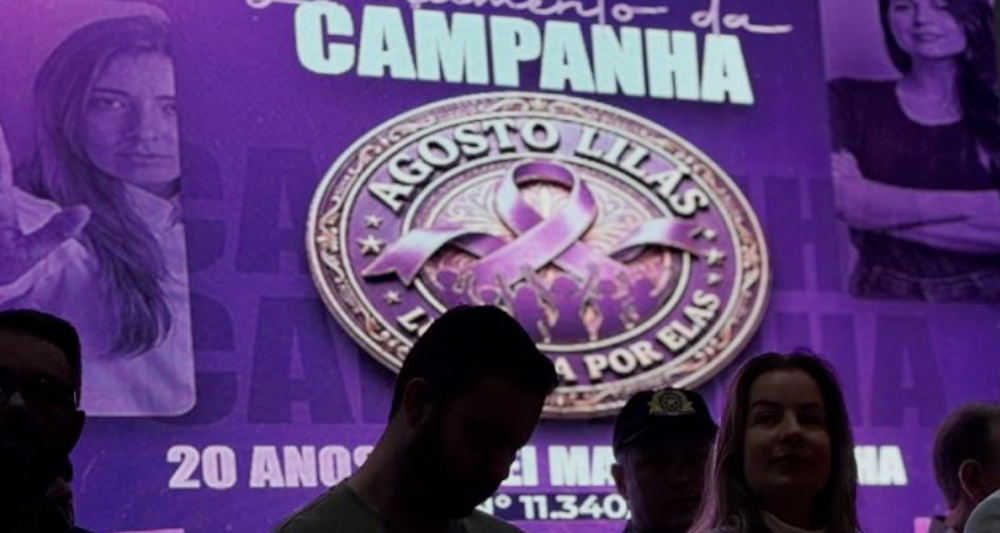 Autoridades durante o lançamento da campanha Agosto Lilás em Luziânia com apresentação do aplicativo SOS Maria da Penha.