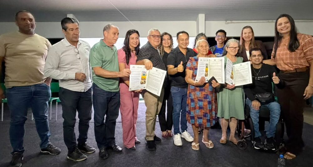 Famílias recebem escrituras definitivas de imóveis durante cerimônia na SQ 19, em Cidade Ocidental.