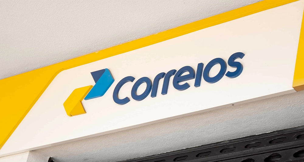 Logo dos Correios em unidade de atendimento no Jardim Ingá, em Luziânia