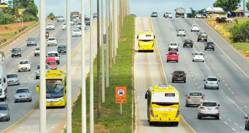 Táxi circulando próximo ao corredor exclusivo do BRT Sul no Distrito Federal
