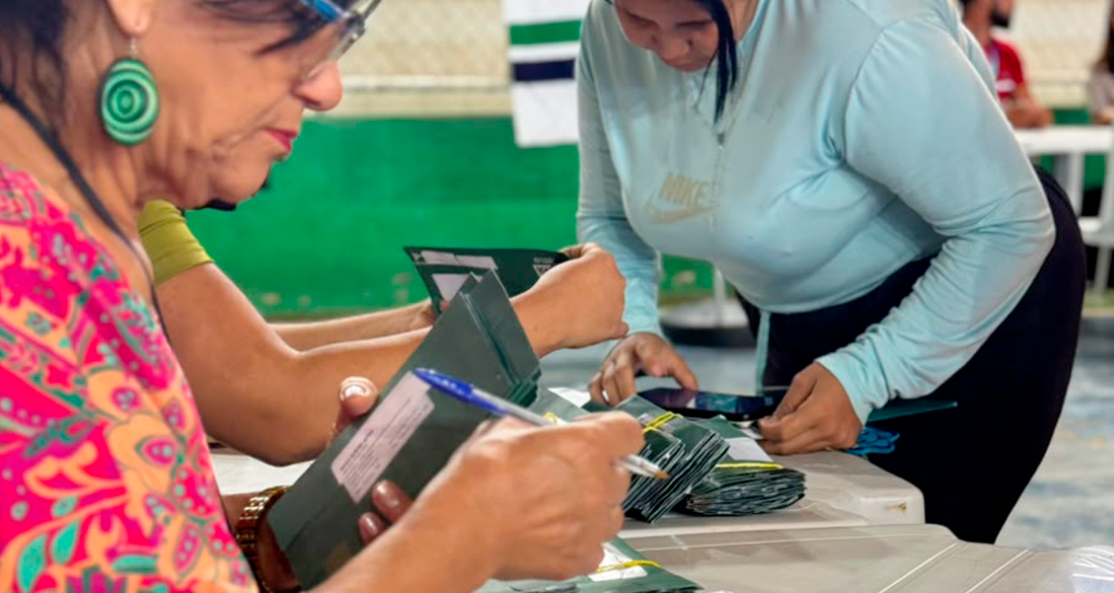 Entrega de cartões de programas sociais para famílias de Luziânia